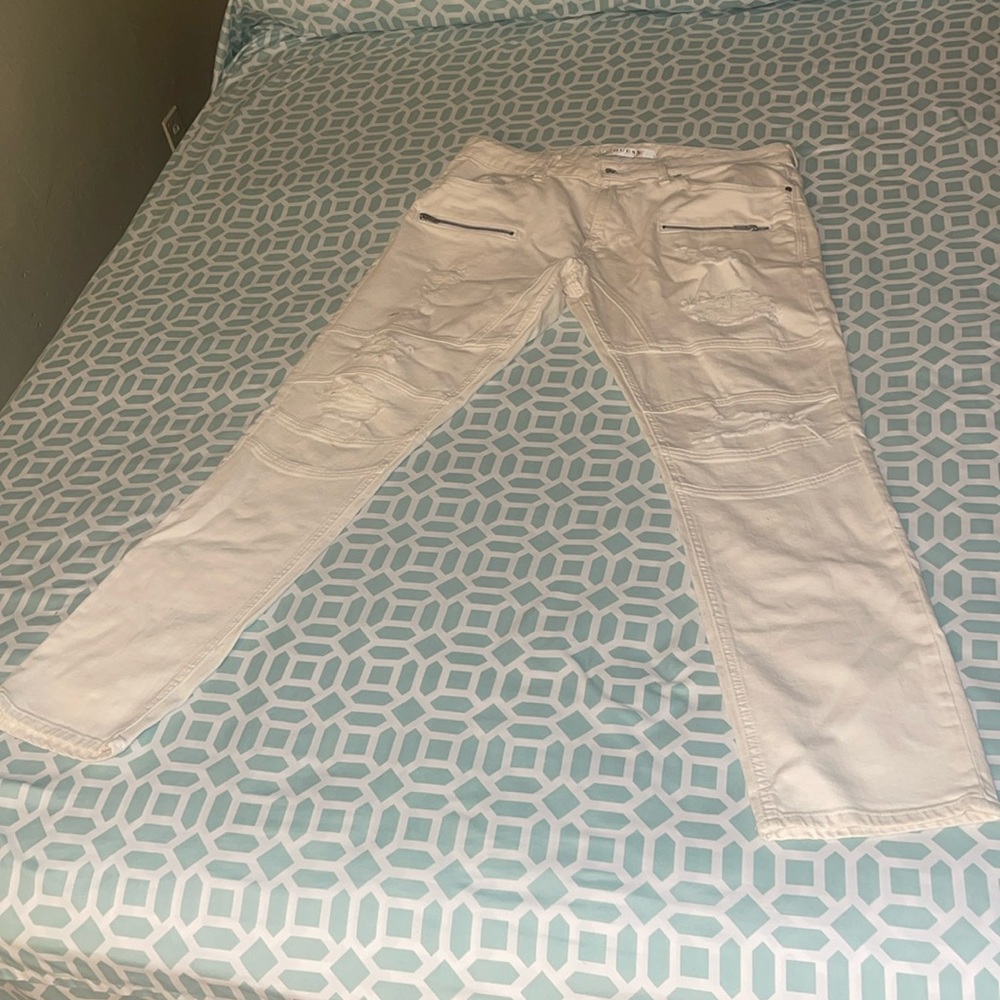 I’m selling slim tapered size 36 guess jeans worn
